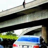 个别工人用偏激手段“讨薪” 打工者爬塔吊讨薪获刑