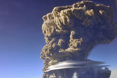 印尼火山爆发 喷发出的火山灰冲到2万米高空