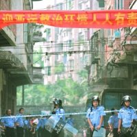 数百名警力封锁了村子的各个出入口布碎店档进行整