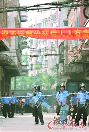 数百警力荷枪持盾(图)