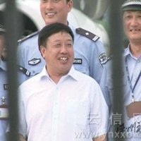 白衣领导在伊春伤员专机前欢笑合影