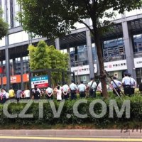 淘宝网杭州总部遭围堵 上百警察现场劝导