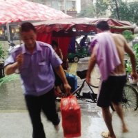 温州一小区保安妻子患脑瘤 业主自发献爱心