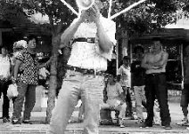 河南信阳刑满释放男子戴脚镣街头普法