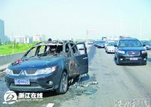 温州瓯海大道桥面伸缩缝上的铁板翘起，接连祸害了