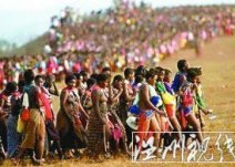 南非"芦苇节"2.6万少女当众裸露证实自己是处