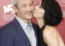 刘嘉玲与李冰冰左右热情亲吻徐克 乐坏了导演徐克