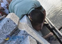 瓯海区梧田一小孩头伸进大桥护栏洞脱不出来了