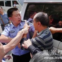 一自称是“处长”的酗酒闹事的男子率众打人当众袭