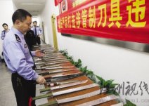 温州瓯海警方在辖区内开展收缴管制刀具专项行动