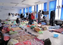 史上最壮观的地铺 河南大学新生在教学楼打地铺