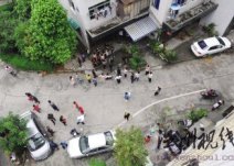 温州泽霞小区内发生车祸 二十多人抬车救出被车压住