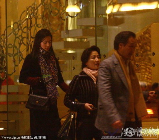 刘亦菲和妈妈、教父一起