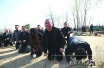 郭德纲、于谦率德云社演员吊唁恩师侯耀文被指炒作