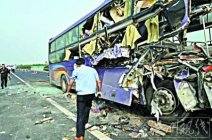 河南交通事故：河南路政违章查车导致4死17伤特大交