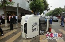 湖南交警执法引上千群众围堵 过激的群众把警车掀翻