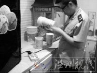 爆米花桶有QS标志也有荧光剂超标 工商查扣830个荧光