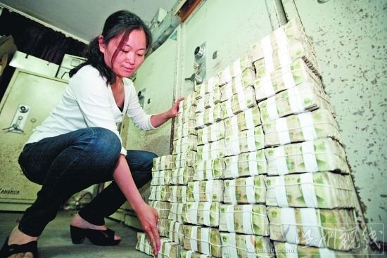 近一米高的一大叠钱还不到5万元(来源:泉州晚报) 近一米高的一大叠钱还不到5万元(来源:泉州晚报)