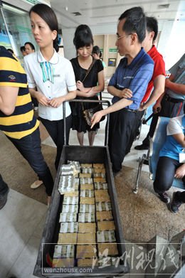 银行说,8个人同时存零钞耽误了其他顾客