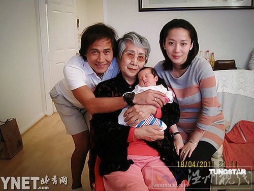 齐秦首度女儿和太太的合照