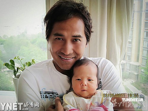 齐秦首度女儿和太太的合照