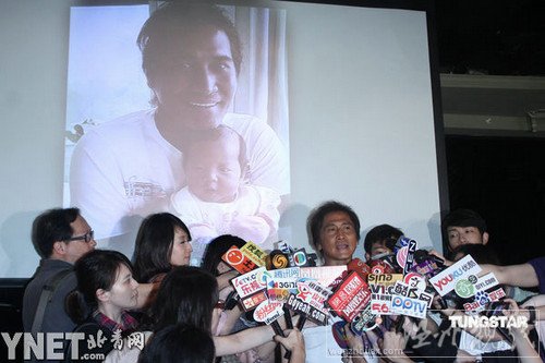 齐秦首度女儿和太太的合照