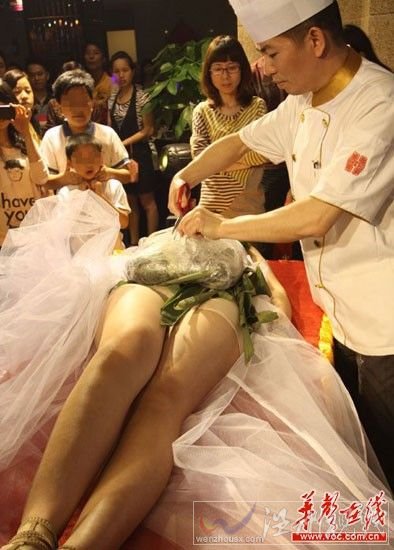 长沙粽衣女体盛。 长沙粽衣女体盛。