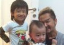 张柏芝儿子lucas又黑又瘦营养不良 张柏芝化妆师晒