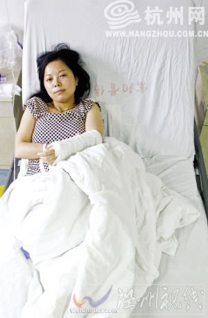 躺在病床上的吴菊萍 记者 贾代腾飞 摄 躺在病床上的吴菊萍 记者 贾代腾飞 摄