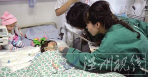 手术后伊伊的亲人进病房去看她 手术后伊伊的亲人进病房去看她