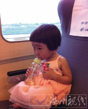 项炜伊,这张照片是小伊伊爸爸带她去杭州时在动车上拍的。 项炜伊