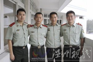 参与救伊伊的消防战士,左起项阳、陈辉、姜建序、范波涛。 记者 朱丹阳 摄 参与救伊伊的消防战士,左起项阳、陈辉、姜建序、范波涛。 记者 朱丹阳 摄