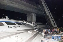 温州动车脱轨：两动车在温州追尾致35死210伤 4节车厢