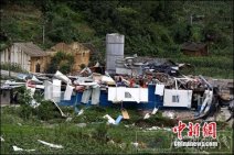 湖北:暴风袭击兴山 房屋被毁交通中断