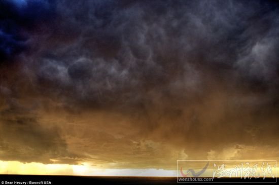 这种软件利用美国国家气象局收集的数据在地图上标明极端天气现象形成的确切位置，例如在蒙大拿格拉斯哥上空形成的这个风暴