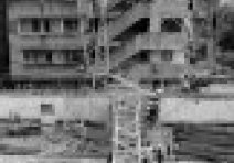 温州一工地30多米高的建筑塔吊拦腰折断砸中5层居民