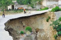 山西大暴雨 路基坍塌路面“悬空”