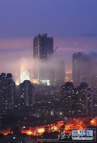 烟台夜间平流雾美景 城市雾海中飘移