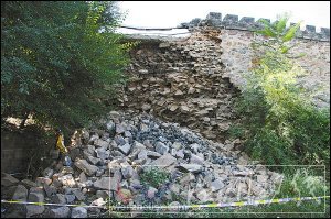 河北承德避暑山庄宫墙因降雨部分坍塌(图)