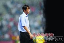 国足主帅高洪波　雨中“站好最后一班岗”