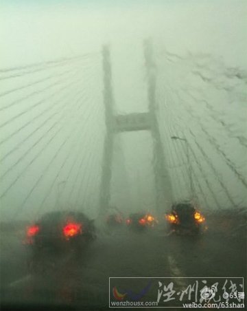 暴雨来袭积水“掀翻”窨井盖 浦东机场起降正常