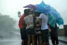 梅花台风都到浙江西湖啦 台风梅花西湖边掀翻游客雨