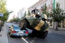 立陶宛首都市长有封建酋长的作风驾装甲车碾违停奔