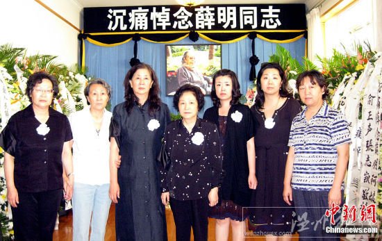 图为悼念贺龙夫人薛明逝世的亲属及好友 图为悼念薛明老人的亲属及好友