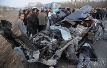 农用车迎面撞烂宝马 结果农用车内两人没伤宝马车内