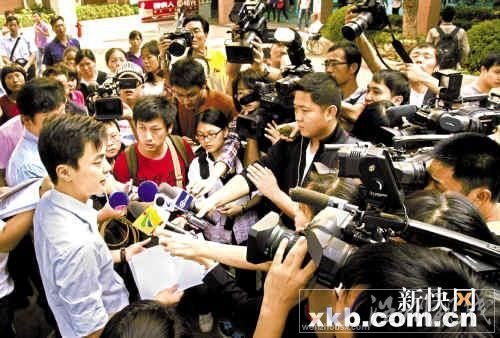图为小悦悦父母的代理律师接受记者采访。