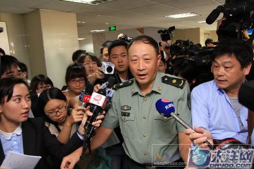 ICU主任苏磊离开通告会后被媒体围住追问