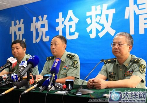 广州军区广州总医院负责抢救小悦悦的医生向媒体通告小悦悦离世的消息。