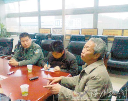 老人被打翻饭盒把自己绑在城管车上 老人被打翻饭盒把自己绑在城管车上