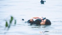 美国女游客西湖救起轻生女子 脱衣服跳水救人到离开